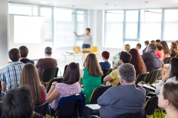 Föredragshållare med presentation om företagskonferens. — Stockfoto