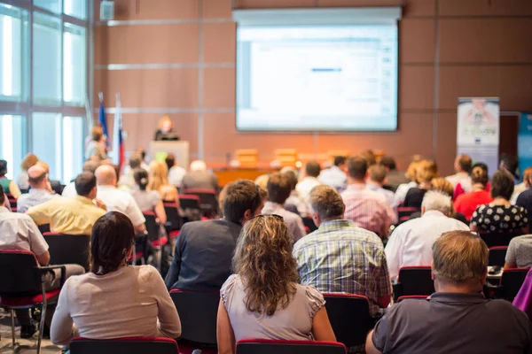 Mujer dando presentación sobre reunión de la conferencia de negocios . — Foto de Stock