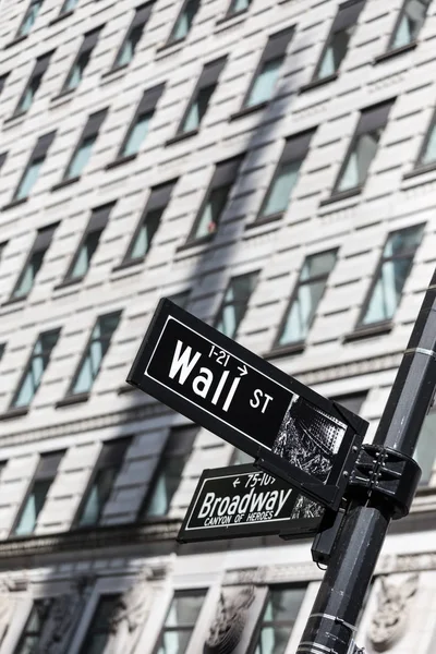 Wall St. sinal de rua na baixa de Manhattan, Nova York. — Fotografia de Stock