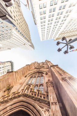 Gökdelenler, Aşağı Manhattan, New York City, ABD çevreleyen ile geniş açı yukarı doğru görünümünü Trinity Kilisesi Broadway ve Wall Street