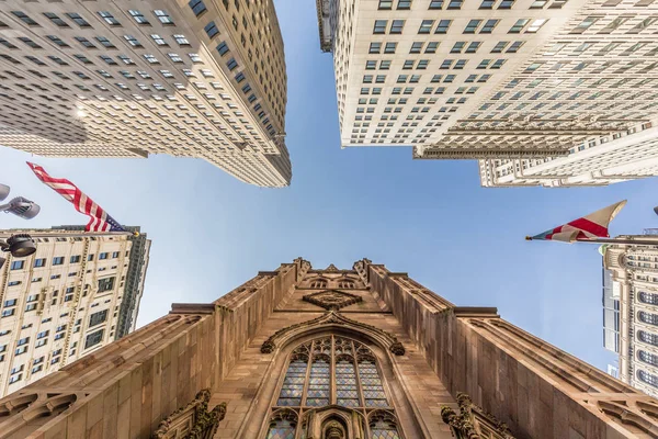 Amplo ângulo vista para cima da Igreja Trinity na Broadway e Wall Street com arranha-céus circundantes, Lower Manhattan, Nova York, EUA — Fotografia de Stock