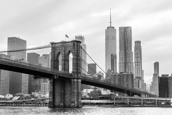 Brooklyn Bridge and Manhattan skyline in black and white, New York, USA. — Stock Photo, Image