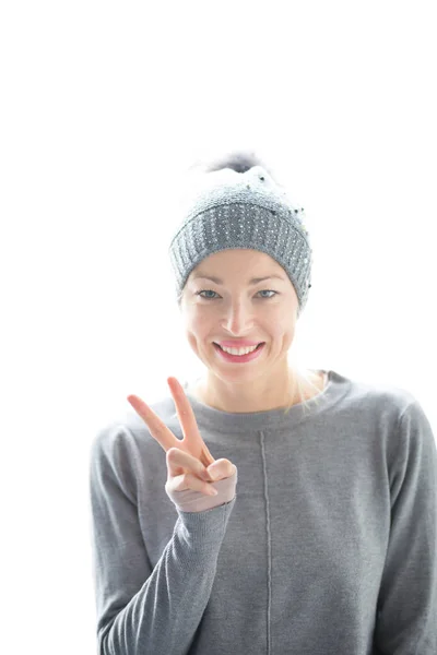 Close up retrato de mulher caucasiana alegre, gesto sinal de paz e sorrisos — Fotografia de Stock