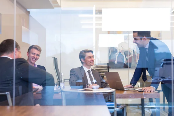 유쾌 한 사업가들이 모여 앉아서 회사 회의에서 이야기하는 모습. — 스톡 사진