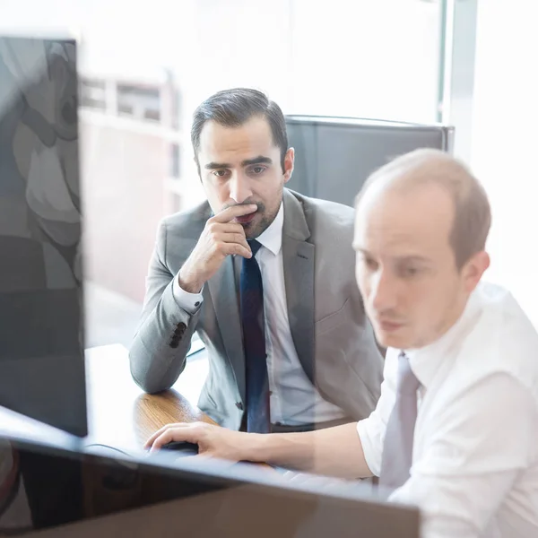 Equipe de negócios analisando dados na reunião de negócios. — Fotografia de Stock