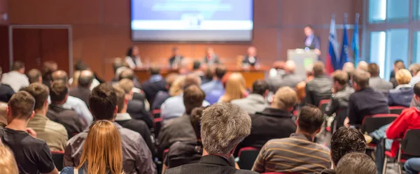 Företagare håller föredrag vid företagskonferensens evenemang. — Stockfoto