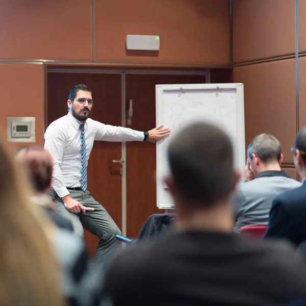 Spreker geeft een lezing op Business Meeting. — Stockfoto