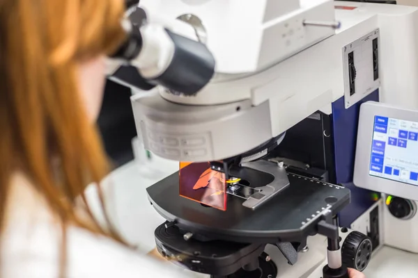 Microscópio profissional de cuidados com a hélice no microscópio fluorescente hi-tec. — Fotografia de Stock