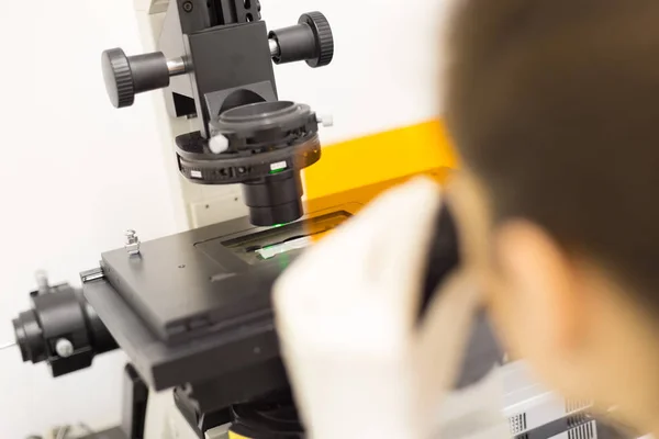 Life science researcher microscoping in genetic scientific laboratory. — Stock Photo, Image