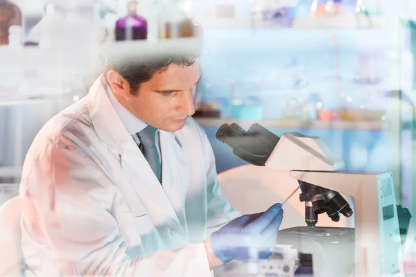 Biowissenschaftlicher Forscher mikroskopiert im genetisch wissenschaftlichen Labor. — Stockfoto