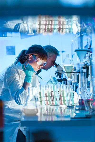 Onderzoekers in de gezondheidszorg die in een wetenschappelijk laboratorium werken. — Stockfoto