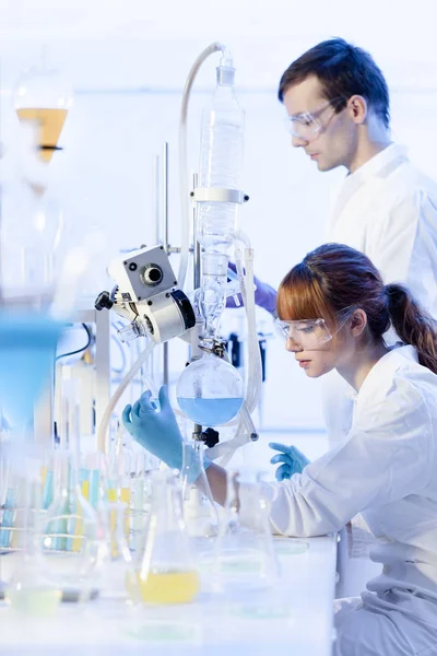 Молодые химики, работающие в лаборатории биологии. — стоковое фото