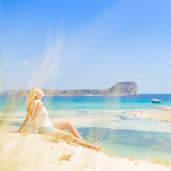 Entspannte, glückliche Frau genießt Sonne im Urlaub. — Stockfoto