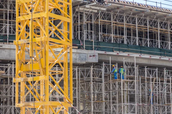 Equipe de trabalhador da construção civil no canteiro de obras . — Fotografia de Stock