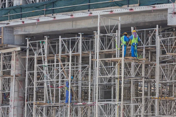 Equipo de trabajadores de la construcción en obra . — Foto de Stock