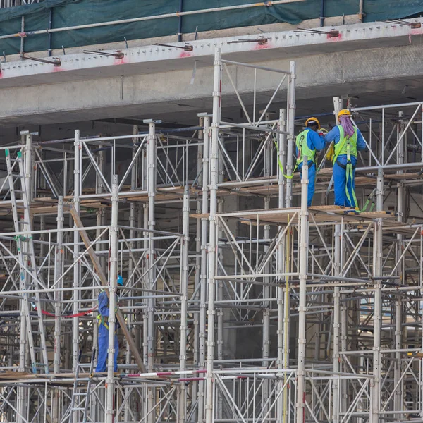 Equipo de trabajadores de la construcción en obra . —  Fotos de Stock