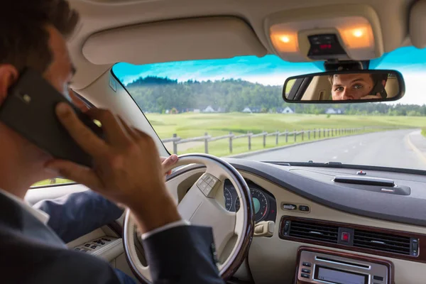 Man using cell phone while driving — Stock Photo, Image