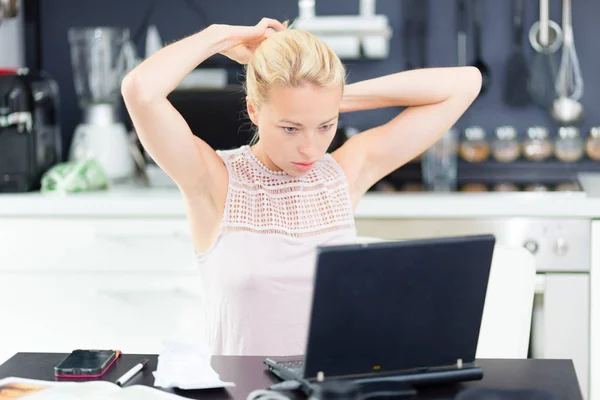 Freelancer femenina trabajando desde casa. —  Fotos de Stock