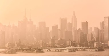 New York City şehir merkezi Manhattan ufuk çizgisi manzarası Hudson Nehri üzerindeki East Old Glory Park 'tan.