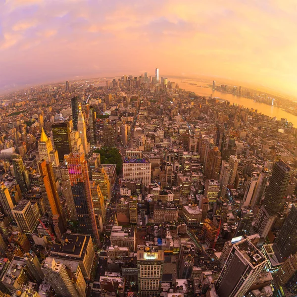 Nova York skyline com arranha-céus de Manhattan no pôr-do-sol tempestuoso dramático, EUA. — Fotografia de Stock