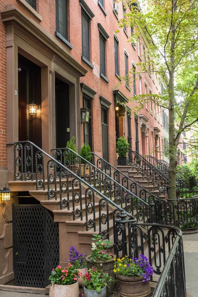 Rij oude gebouwen langs een leeg trottoir in de wijk Greenwich Village in Manhattan, New York City — Stockfoto