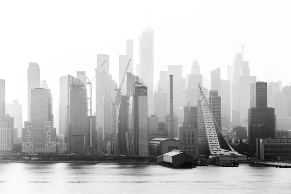 Vista panorámica del horizonte del centro de Manhattan desde el Boulevard East Old Glory Park sobre el río Hudson. — Foto de Stock