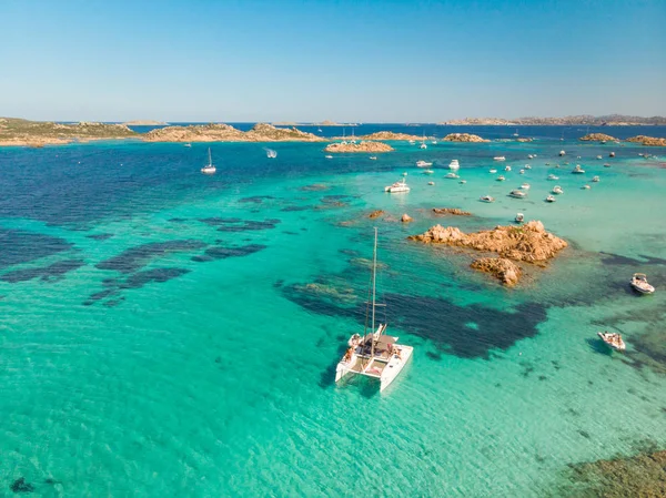 DRONY pohled katamarán plachetnice v souostroví Maddalena, Sardinie, Itálie. — Stock fotografie