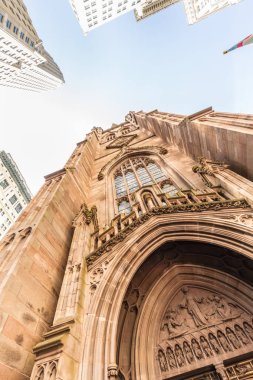 Gökdelenler, Aşağı Manhattan, New York City, ABD çevreleyen ile geniş açı yukarı doğru görünümünü Trinity Kilisesi Broadway ve Wall Street
