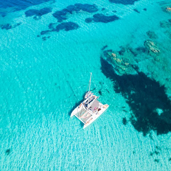Luchtfoto van het gedreun van de zeilboot catamaran in de Maddalena archipel, Sardinië, Italië. — Stockfoto
