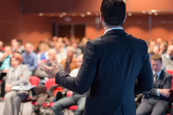 Orador público dando palestra no evento de negócios. — Fotografia de Stock