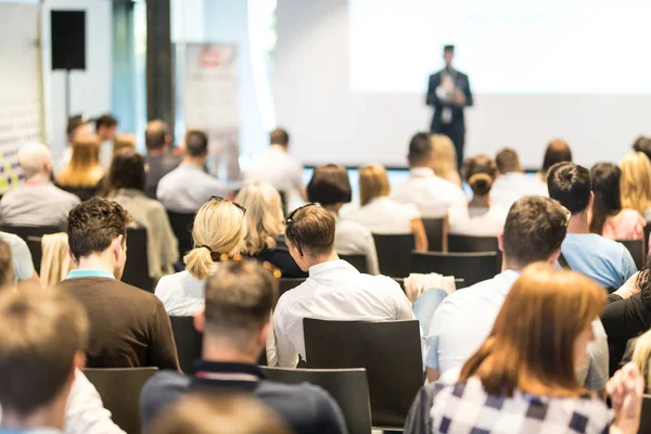 Företagare håller föredrag vid företagskonferensens evenemang. — Stockfoto