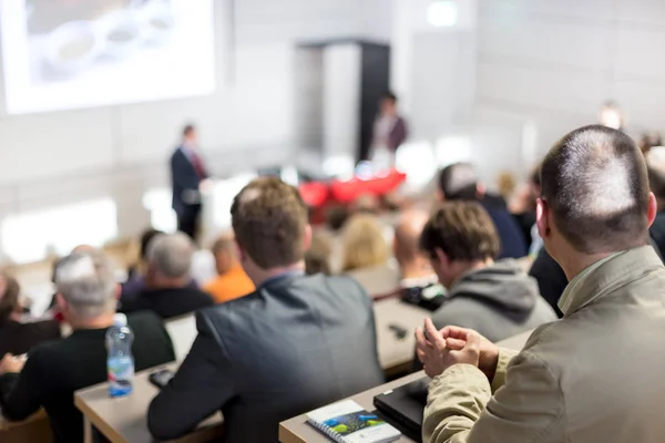 Wirtschaftssprecher hält einen Vortrag auf einer Konferenz. — Stockfoto