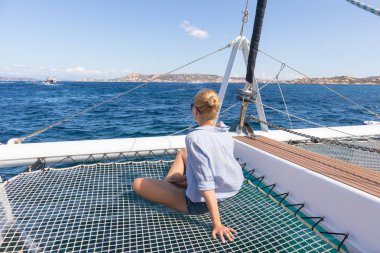 Yaz sailin yolculuğuna rahatlatıcı, Lüks Katamaran üzerinde oturan, Maddalena adalar, Sardunya, İtalya yelken kadın.