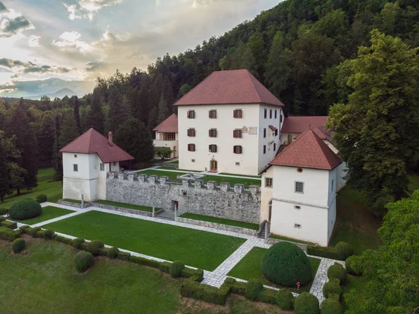 Panoramiczny widok zamku Strmol, regionu Gorenjska, Słowenia — Zdjęcie stockowe