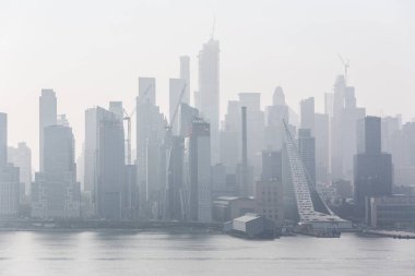 New York City şehir merkezi Manhattan ufuk çizgisi manzarası Hudson Nehri üzerindeki East Old Glory Park 'tan.