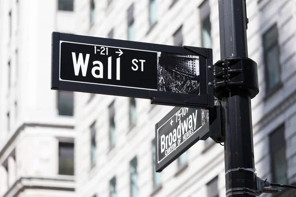뉴욕 맨해튼 하류에 있는 월 세인트 스트리트 표지판. — 스톡 사진