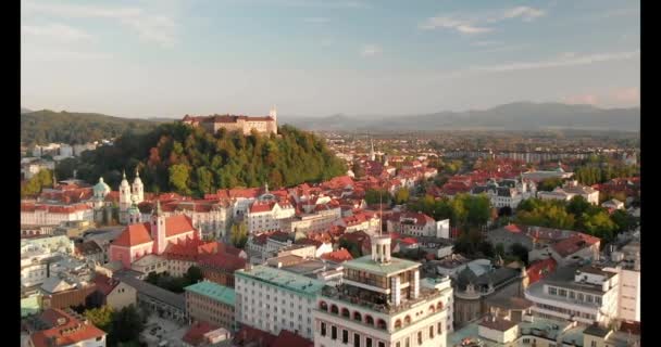 Αστικό τοπίο της Λιουμπλιάνα, πρωτεύουσα της Σλοβενίας στο ηλιοβασίλεμα. — Αρχείο Βίντεο