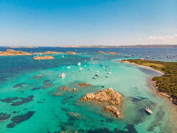 Letecký pohled na DRONY Razzoli, Santa Maria a Budelli ostrovů v souostroví Maddalena, Sardinie, Itálie. — Stock fotografie