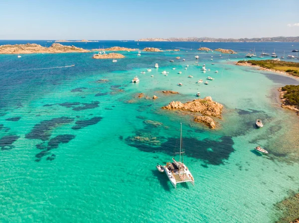 Drone vista aérea de catamarán velero en el archipiélago de Maddalena, Cerdeña, Italia . — Foto de Stock