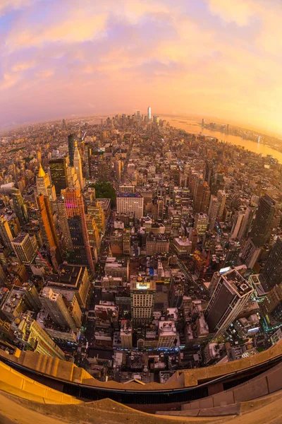 New York City skyline avec les gratte-ciel de Manhattan au coucher de soleil orageux dramatique, États-Unis. — Photo