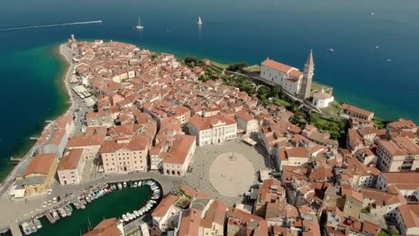 Hermoso video aéreo de la ciudad de Piran con la plaza principal de Tartini, edificios antiguos con techos rojos y el mar Adriático en el suroeste de Eslovenia Imágenes de stock libres de derechos