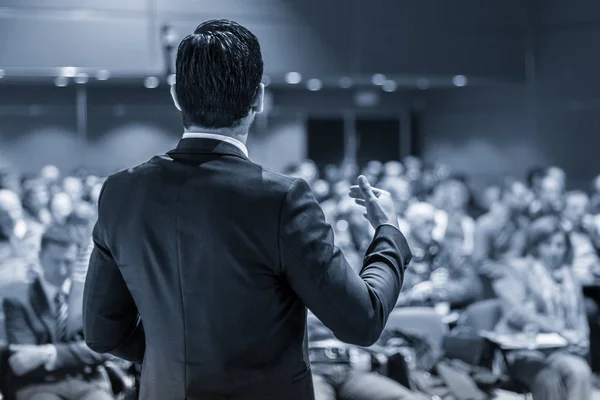 Public speaker giving talk at business event. — Stock Photo, Image