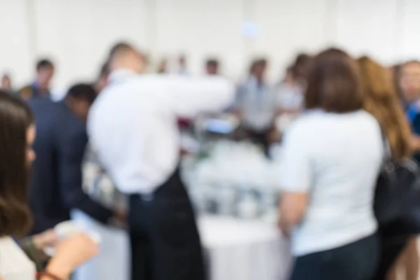 Imagem azulada dos empresários na pausa para o café na reunião da conferência. — Fotografia de Stock