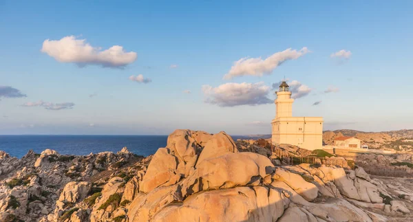 Faro sobre formaciones rocosas de granito en Capo Testa, Cerdeña, Italia . — Foto de Stock