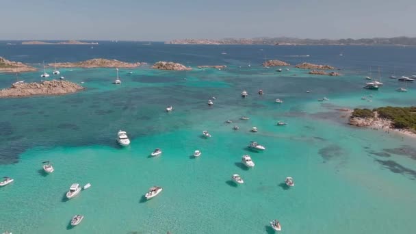 Drone vista aérea de barcos no Arquipélago de Maddalena, Sardenha, Itália . — Vídeo de Stock