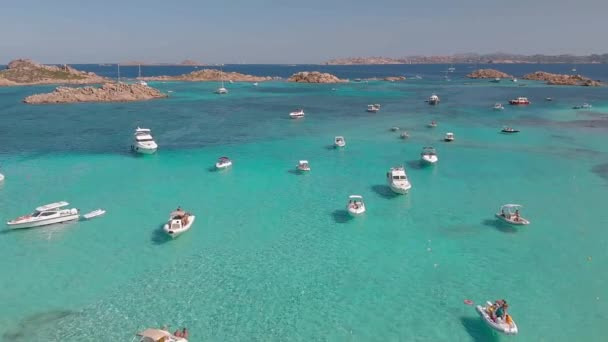 Widok z lotu ptaka Drone łodzi w archipelagu Maddalena, Sardynia, Włochy. — Wideo stockowe