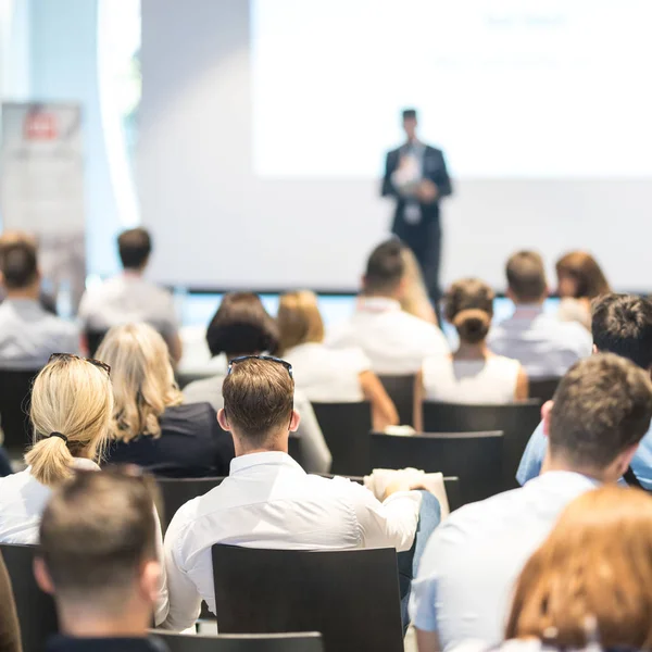 Conférencier d'affaires lors d'une conférence d'affaires. — Photo