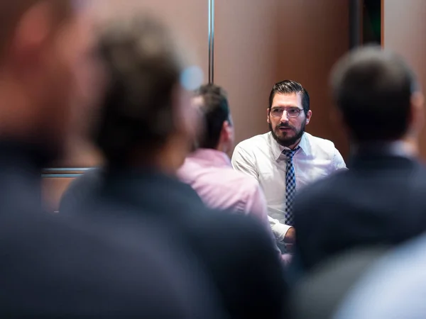 Skiled zakenman presenteren een Project voor zijn werk Team atl bedrijf vergadering. — Stockfoto