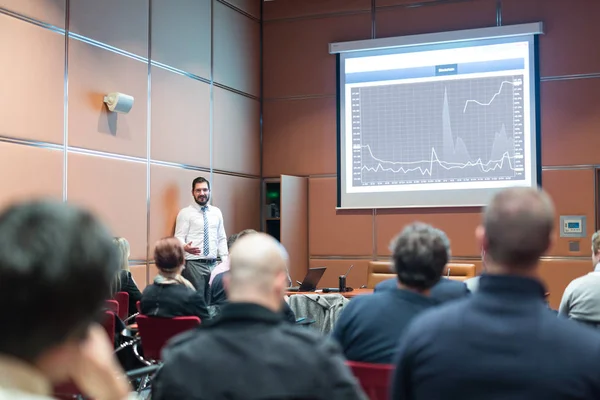 Palestrante público habilidoso dando uma palestra em reunião de negócios. — Fotografia de Stock