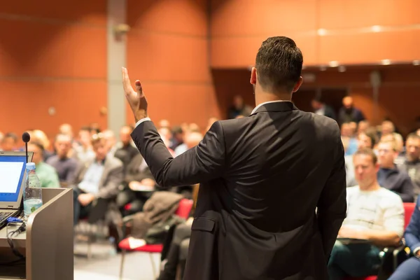 Öffentlicher Redner hält Vortrag bei Business Event. — Stockfoto